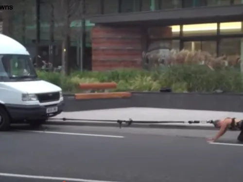 Une femme tire sa camionnette en panne avec… ses cheveux ! (Vidéo)